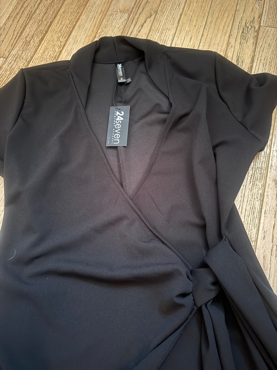 Seven7 Dresses & Skirts - NWT Black Mock Wrap Dress 1X V-Neck Cap Sleeve Travel